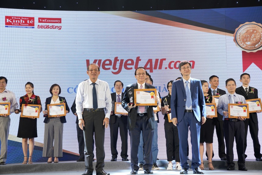 Phó tổng giám đốc Vietjet Đỗ Xuân Quang đại diện Vietjet tham dự chương trình và nhận giải thưởng từ ban tổ chức.