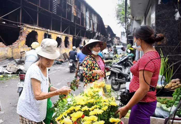 Sáng 30/8, cuộc sống của người dân quanh nhà kho bị cháy vẫn diễn ra bình thường. Ảnh: Giang Huy.