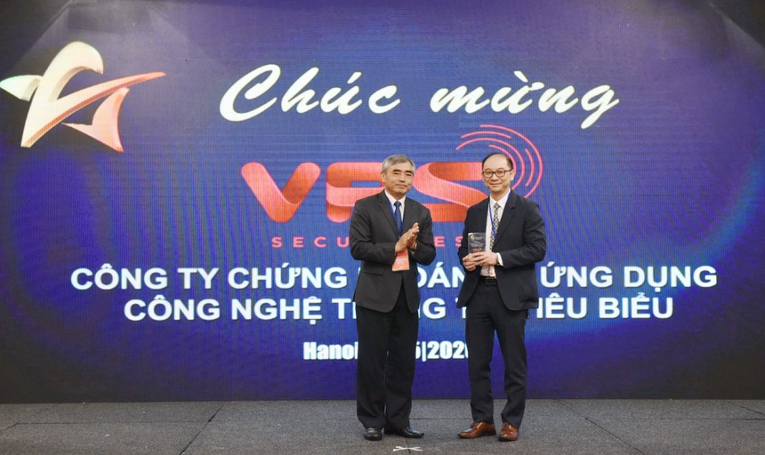 Dại diện của VPS nhận giải thưởng “Công ty chứng khoán có ứng dụng Công nghệ thông tin tiêu biểu" từ Ban Tổ chức