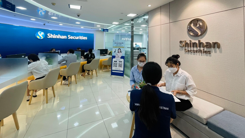 Chứng khoán Shinhan Việt Nam tăng vốn điều lệ và ra mắt hệ thống giao dịch chứng khoán hiện đại