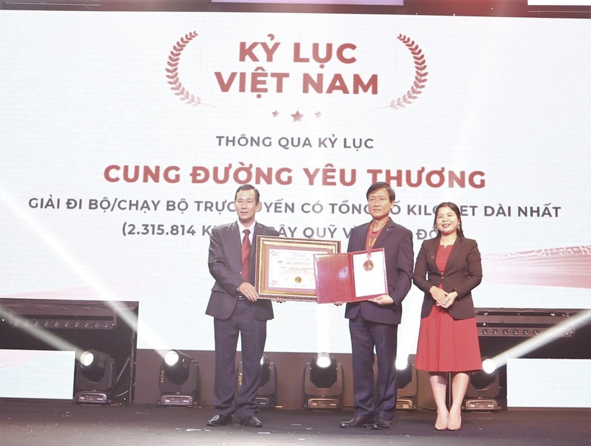 Ông Dương Duy Lâm Viên - Tổng thư ký Trung ương Hội Kỷ lục gia Việt Nam, Giám đốc Điều hành Tổ chức Kỷ lục Việt Nam VietKings, trao Chứng nhận xác lập Kỷ lục Việt Nam cho ông Trần Đình Quân (giữa), Chủ tịch kiêm Tổng giám đốc Dai-ichi Life Việt Nam.