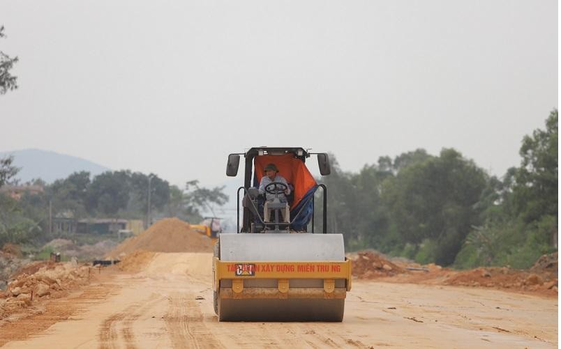 Đường ven biển đang thi công sẽ góp phần kết nối các vùng kinh tế trọng điểm phía nam tỉnh Nghệ An với Hà Tĩnh