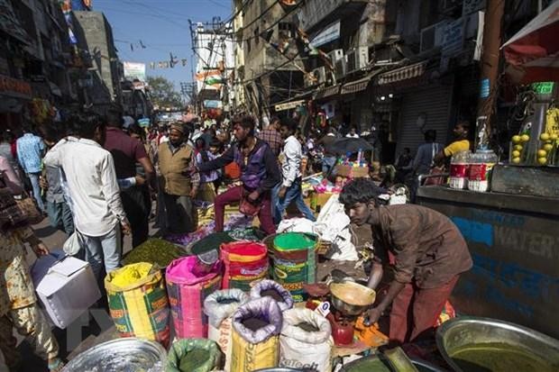 Người dân mua sắm tại một chợ ở New Delhi, Ấn Độ. (Ảnh: AFP/TTXVN)