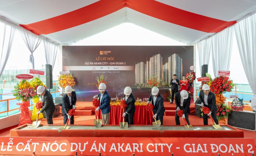 Các đại biểu thực hiện nghi thức cất nóc Akari City giai đoạn 2