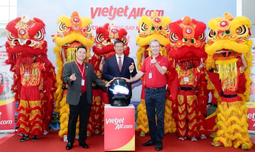 Tổng Lãnh sự Trung Quốc tại TP.HCM Ngụy Hoa Tường (giữa) - Phó Tổng giám đốc vận hành Vietjet Micheal Hickey (bên phải ngoài cùng) - Phó Tổng giám đốc thương mại Vietjet Nguyễn Bác Toán (bên trái ngoài cùng) thực hiện nghi thức khai trương đường bay TP. Hồ Chí Minh - Thành Đô.