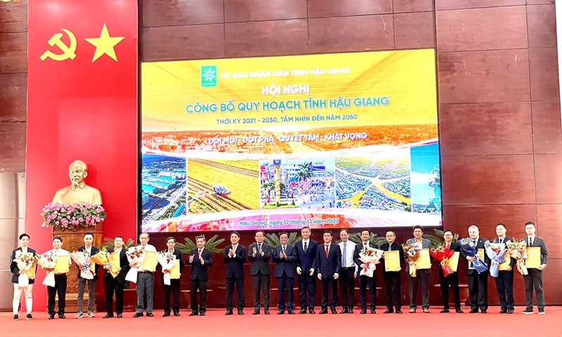 Phó Thủ tướng Trần Lưu Quang cùng lãnh đạo tỉnh Hậu Giang chúc mừng các nhà đầu tư, doanh nghiệp được trao giấy chứng nhận đăng ký đầu tư, biên bản ghi nhớ đầu tư... tại Hội nghị công bố Quy hoạch tỉnh Hậu Giang