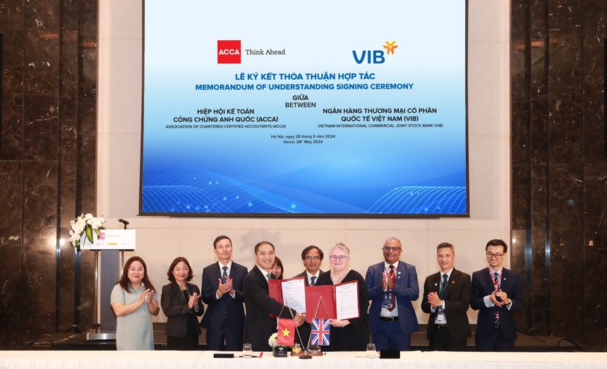 ACCA và VIB ký kết biên bản ghi nhớ hợp tác trong khuôn khổ Diễn đàn ACCA châu Á - Thái Bình Dương 2024 (Ảnh: Chí Cường)