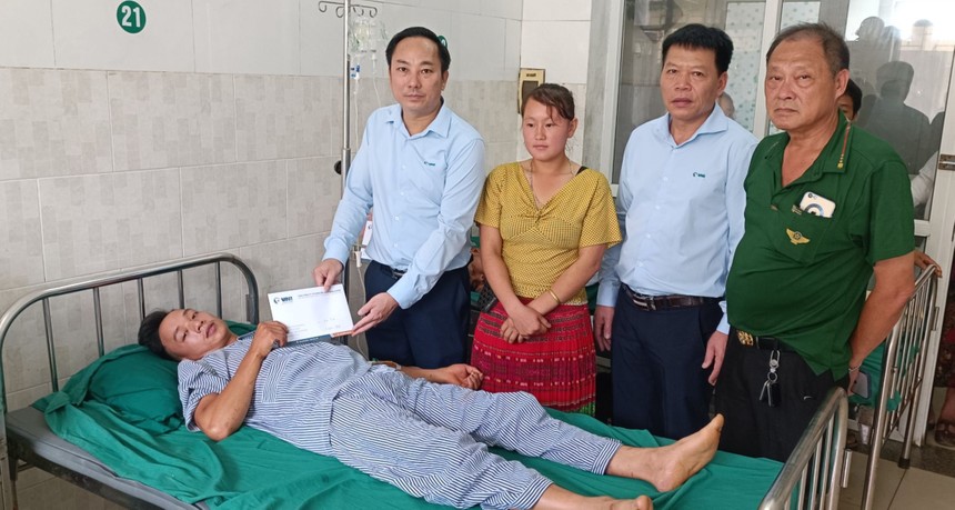 Bảo hiểm Hàng không (VNI) tạm ứng bảo hiểm gấp cho nạn nhân bị sạt lở đất tại Hà Giang
