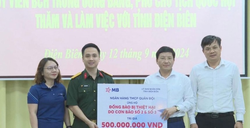 Đại diện MB trao 500 triệu đồng đến UBND tỉnh Điện Biên. Ảnh: dienbientv.vn