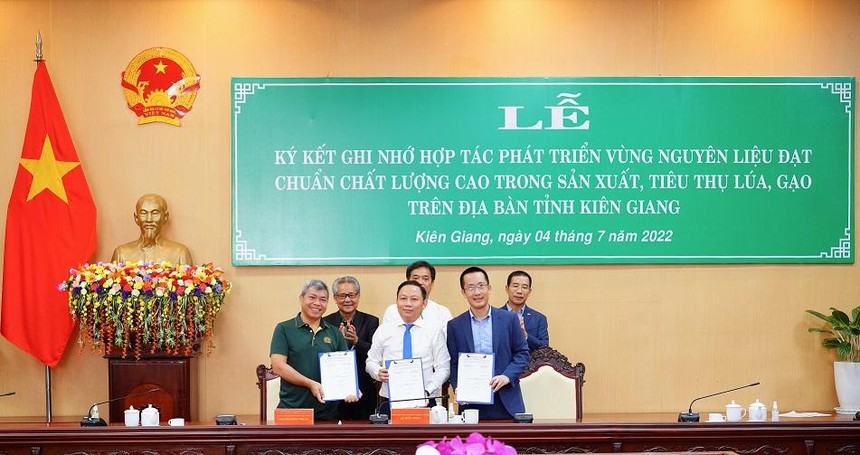 Đại diện các bên tại lễ ký kết ghi nhớ hợp tác phát triển vùng nguyên liệu trong sản xuất tiêu thụ lúa gạo.