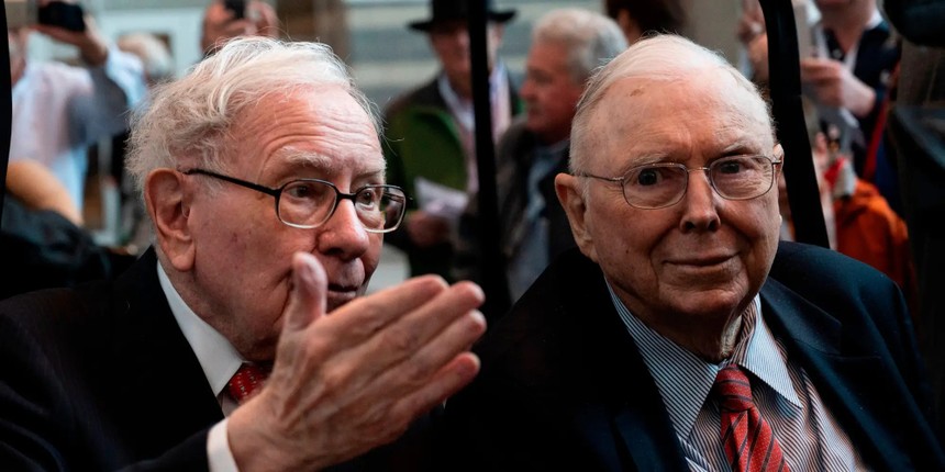 Ông Charlie Munger, Phó Chủ tịch của Berkshire Hathaway (bên phải)