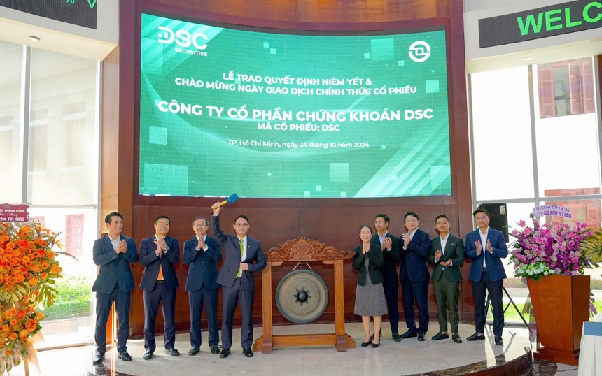 Ông Nguyễn Đức Anh - Chủ tịch HĐQT CTCP Chứng khoán DSC đánh cồng trong phiên giao dịch đầu tiên tại HOSE