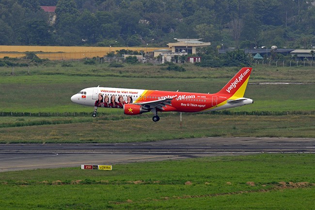 Vietjet hạ cánh Cam Ranh vì gió mạnh