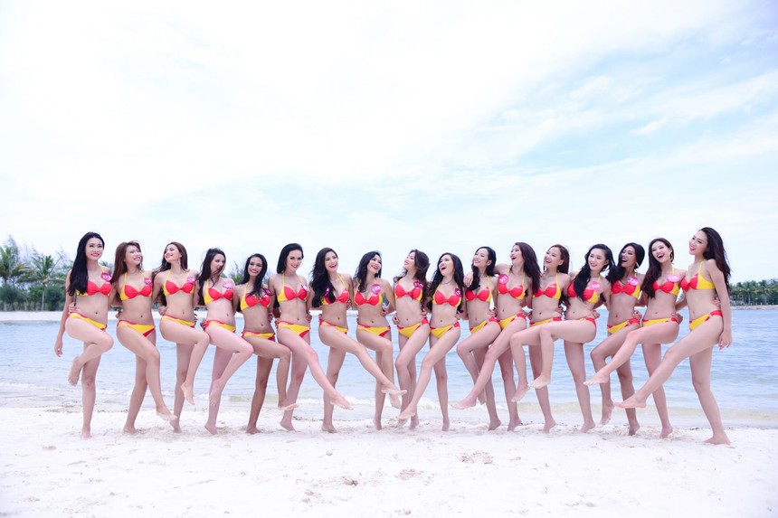 Bikini Vietjet nóng bỏng tái xuất cùng Hoa Hậu Hoàn Vũ Việt Nam