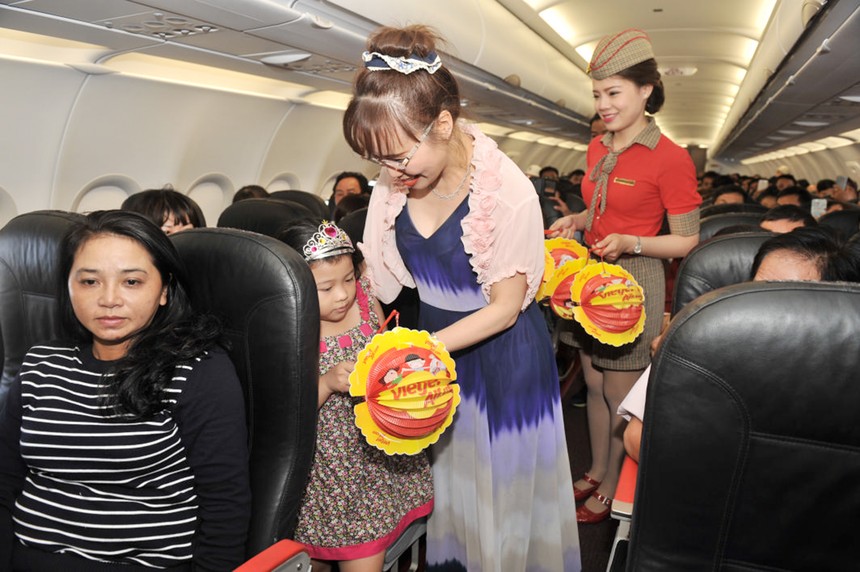 Lãnh đạo Vietjet đón trung thu cùng trẻ em cơ nhỡ