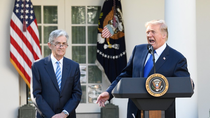 Jerome Powell, Thống đốc Fed và Tổng thống Mỹ Donald Trump. Ảnh: Bloomberg.