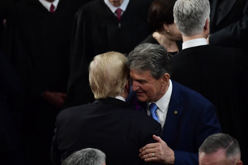 Tổng thống Mỹ Donald Trump trò chuyện cùng Thượng nghị sĩ Joe Manchin. Ảnh: WP.