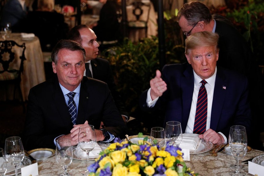 Tổng thống Brazil Jair Bolsonaro và Tổng thống Mỹ Donald Trump ăn tối cùng nhau tại Mar-a-Lago cuối tuần trước. Ảnh: Reuters.