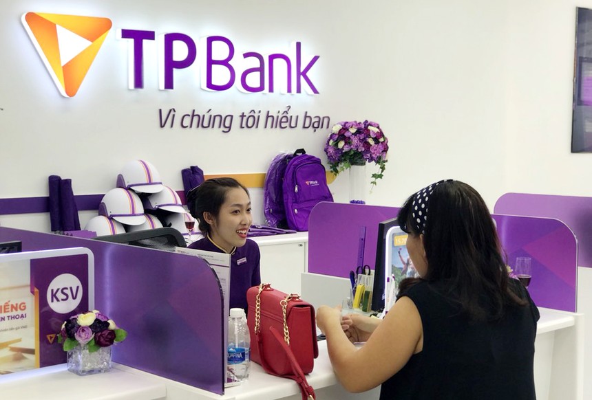 Khách hàng tới giao dịch tại TPBank Thủ Đức trong ngày đầu tiên khai trương