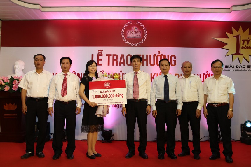  Lãnh đạo Agribank và TP. Hải Phòng chúc mừng khách hàng trúng Giải đặc biệt lần thứ Hai Chương trình "Kỷ niệm 30 năm thành lập Agribank- May mắn nhân đôi"