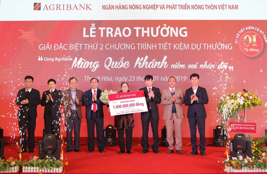 Khách hàng trúng giải chụp ảnh lưu niệm cùng Ban lãnh đạo Agribank