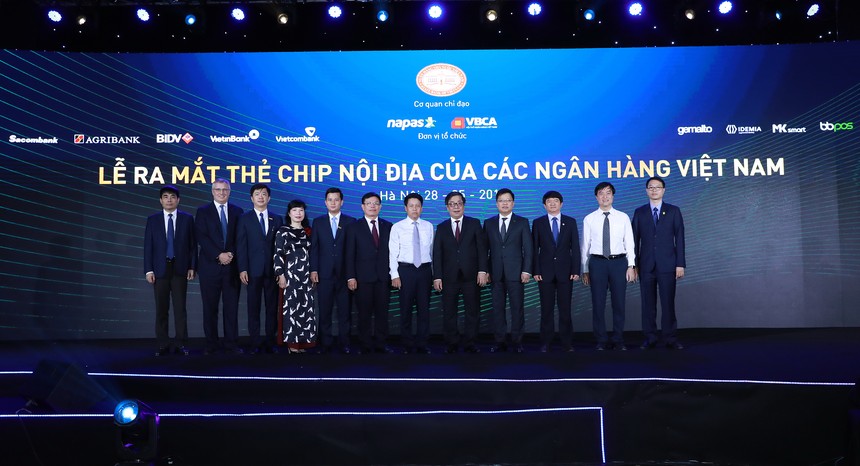 7 ngân hàng đầu tiên sẵn sàng chuyển đổi thẻ từ sang thẻ chip