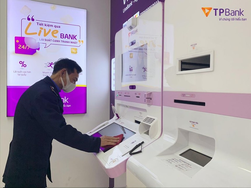 TPBank LiveBank tăng cường việc khử trùng đảm bảo an toàn trong mùa dịch 