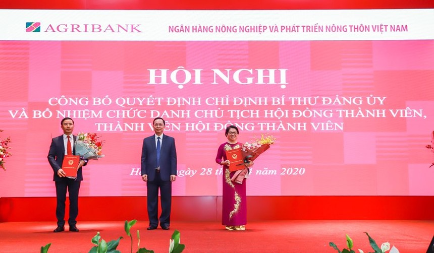 Phó Thống đốc Đào Minh Tú (đứng giữa) trao quyết định cho ông Phạm Đức Ấn (bên tay trái) và bà Đỗ Thị Nhàn (bên tay phải)