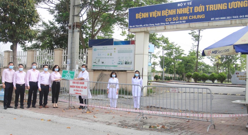 Để đảm bảo an toàn phòng chống dịch bệnh, Ngân hàng Chính sách xã hội trao quà cho đại diện Bệnh viện Nhiệt đới Trung ương (cơ sở 2 xã Kim Chung, huyện Đông Anh) bên ngoài trụ sở