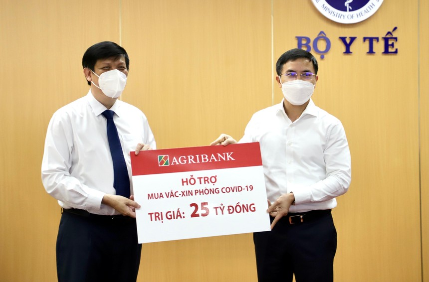 Agribank ủng hộ 53 tỷ đồng trong đợt cao điểm phòng chống dịch COVID-19