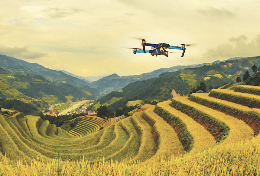 Máy bay không người lái bay trên cánh đồng trong hoàng hôn Mù Căng Chải, Yên Bái, Việt Nam; Nuttawut Uttamaharad/Shutterstock; Báo cáo Điểm lại của Ngân hàng Thế giới.