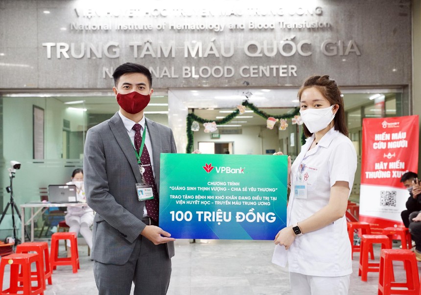 VPBank trao tặng 100 triệu đồng, hỗ trợ bệnh nhi khó khăn tại Viện Huyết học và Truyền máu Trung ương