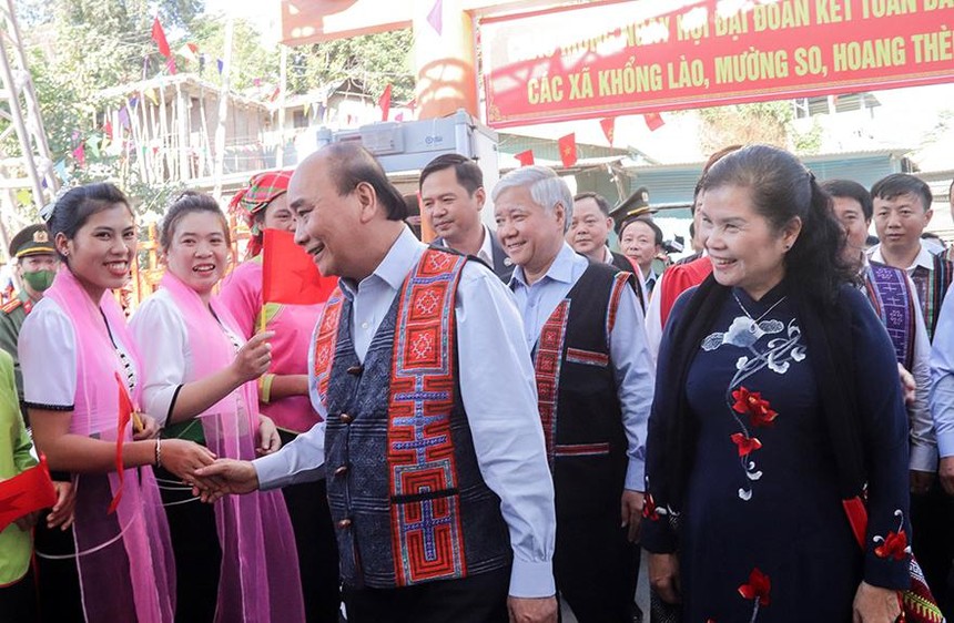 Chủ tịch nước Nguyễn Xuân Phúc dự Ngày hội Đại đoàn kết toàn dân tộc tại liên khu dân cư 3 xã Khổng Lào, Mường So và Hoang Thèn, huyện Phong Thổ