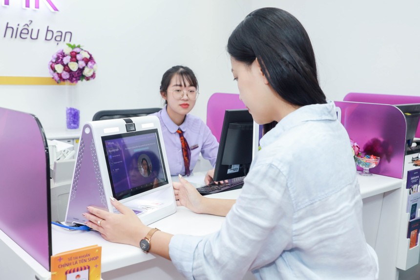 Khách hàng đến TPBank giao dịch nhanh chóng mà không cần giấy tờ 