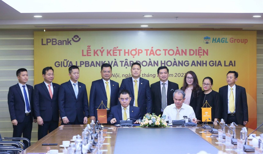 Ông Hồ Nam Tiến, Phó chủ tịch Hội đồng Quản trị, Tổng giám đốc LPBank (bên trái) và ông Đoàn Nguyên Đức, Chủ tịch HĐQT HAGL Group (bên phải) thực hiện ký kết hợp tác