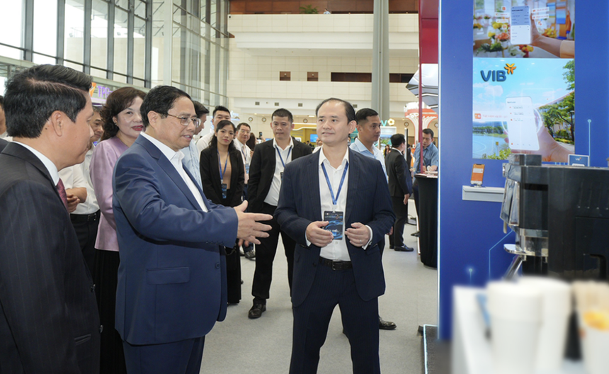 Thủ tướng Phạm Minh Chính, Thống đốc Nguyễn Thị Hồng cùng đại diện các cơ quan nhà nước tham quan gian hàng của VIB tại Sự kiện Chuyển đổi số ngành Ngân hàng năm 2024.