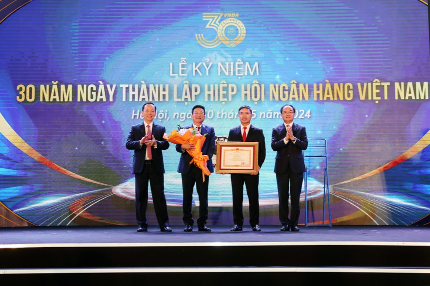 Tại Lễ kỷ niệm 30 năm thành lập, Hiệp hội Ngân hàng Việt Nam vinh dự đón nhận Bằng khen của Thủ tướng Chính phủ 