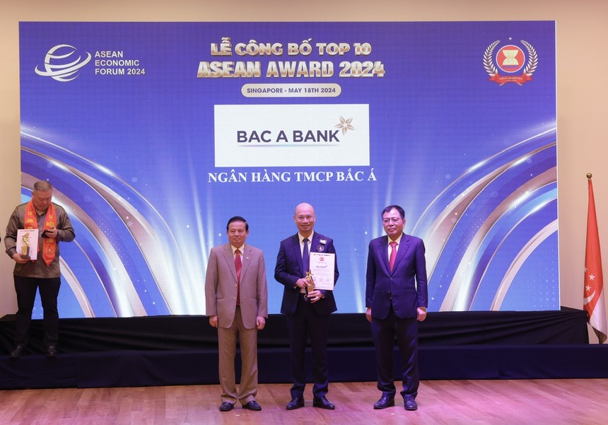 Ông Chu Nguyên Bình, Phó tổng giám đốc BAC A BANK, đại diện Ngân hàng lên nhận giải Doanh nghiệp tiêu biểu ASEAN 2024