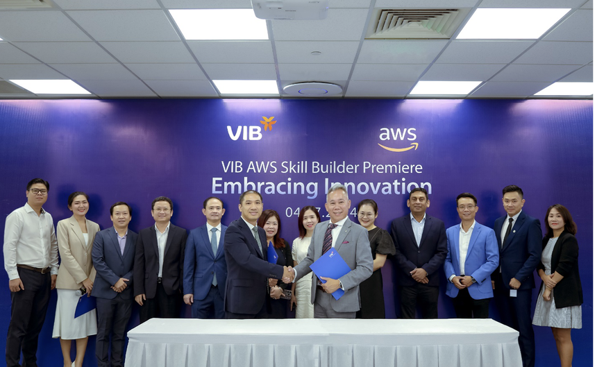 Lễ ký kết tích hợp nền tảng AWS Skill Builder vào chương trình đào tạo nhân lực về Cloud của VIB 