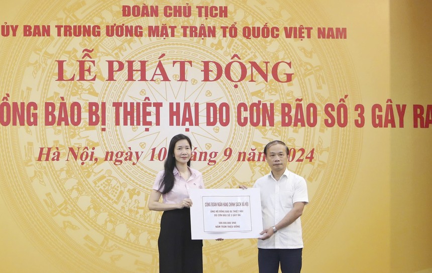 Ngay sau khi Ủy ban TW MTTQ Việt Nam phát động, Công đoàn NHCSXH đã ủng hộ 500 triệu đồng (Trong ảnh: Phó tổng giám đốc NHCSXH Nguyễn Thị Hằng (bên trái) trao biểu trưng cho đại diện Lãnh đạo MTTQ Việt Nam)