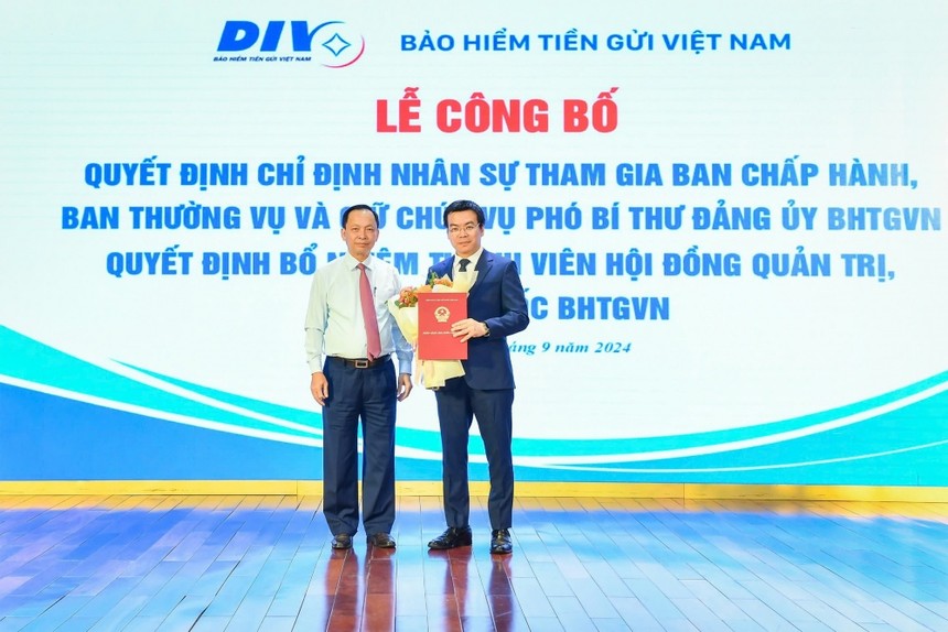 Phó Thống đốc Thường trực NHNN Đào Minh Tú trao quyết định cho tân Tổng Giám đốc BHTGVN Đặng Duy Cường.