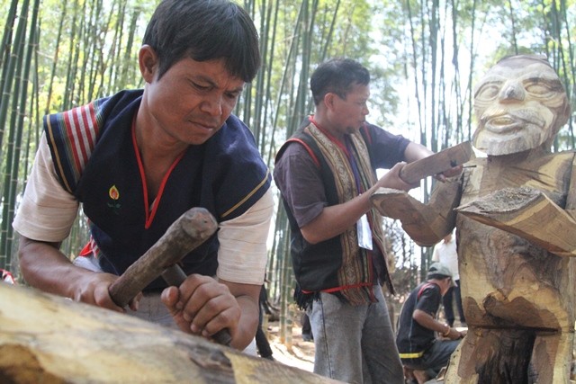 Hồn thiêng “đại ngàn” tái hiện trong nét điêu khắc gỗ Tây Nguyên