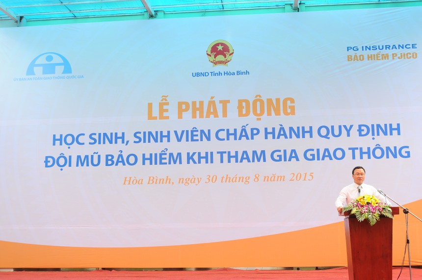 PJICO trao tặng 1.370 mũ bảo hiểm cho học sinh Hòa Bình