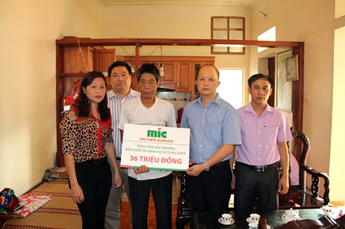 MIC trao bồi thường bảo hiểm tai nạn hộ sử dụng điện   