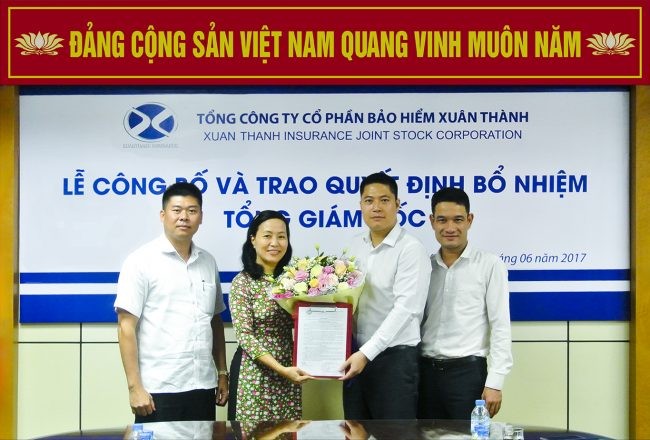 Ông Nguyễn Văn Thùy, Chủ tịch HĐQT , ông Đoàn Nguyên Ngọc, Phó chủ tịch HĐQT và ông Nguyễn Chí Kiên, Trưởng Ban Kiểm soát (ngoài cùng bên phải) chúc mừng Tân Tổng giám đốc 