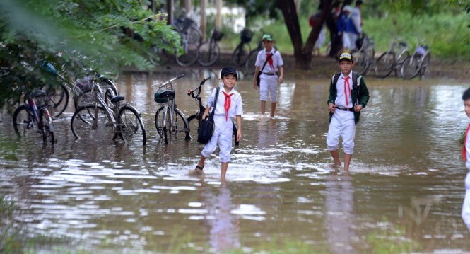 F.I.S Vietnam tặng bảo hiểm cho các tình nguyện viên vùng lũ