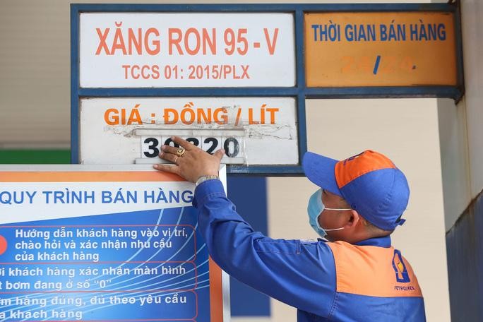 Ngày 23/5, giá bán lẻ xăng trong nước tăng thêm gần 700 đồng/lít, dao động ở mức trên dưới 30.000 đồng/lít.