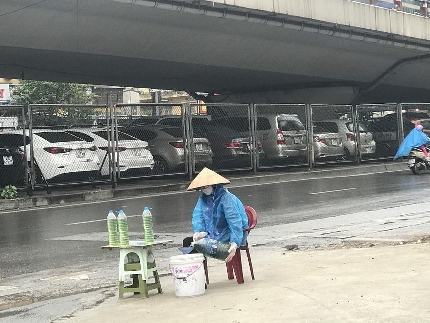 Trong ngày 4/11, Bộ Công thương có văn bản yêu cầu xử nghiêm hành vi buôn bán xăng dầu qua thùng, can, chai...