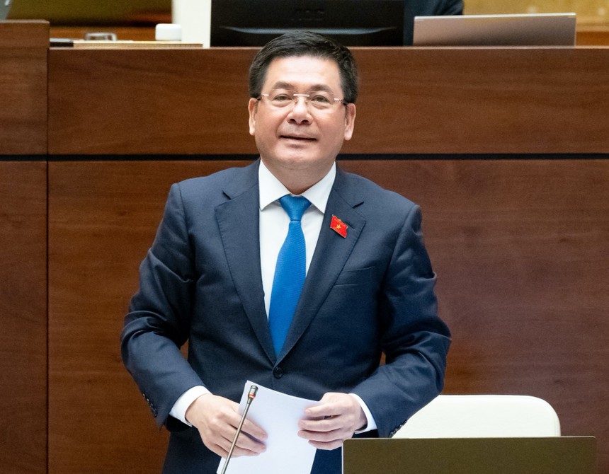 Bộ trưởng Bộ Công thương Nguyễn Hồng Diên trả lời chất vấn tại Quốc hội chiều 4/6.