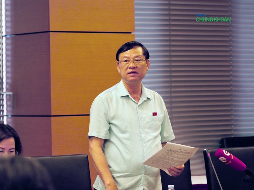Đại biểu Nguyễn Hữu Chính (đoàn Hà Nội, Chánh án Tòa án nhân dân TP Hà Nội) góp ý cho dự án Luật PCCC và CNCH chiều 19/6 (Ảnh: M.Minh)